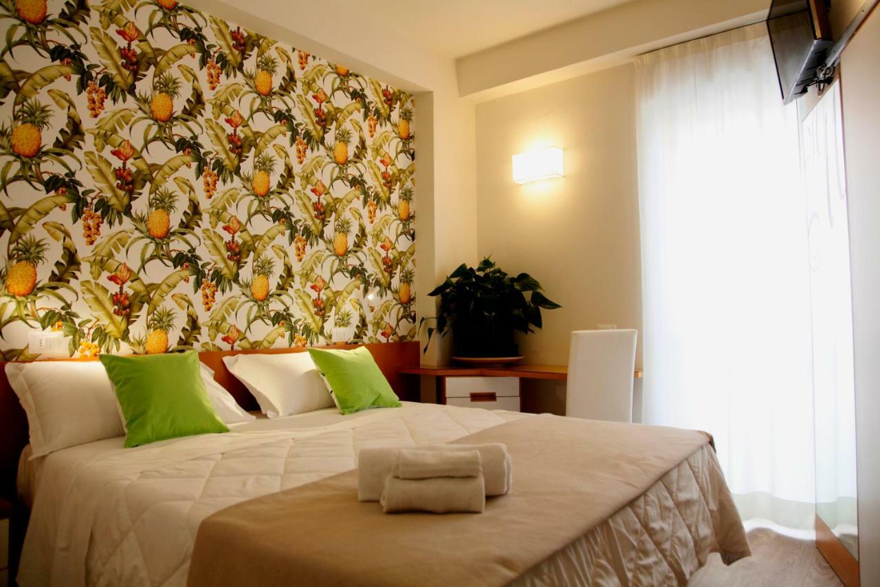 Hotel Montecarlo - Vista Mare Con Piscina & Area Fitness Риччоне Экстерьер фото
