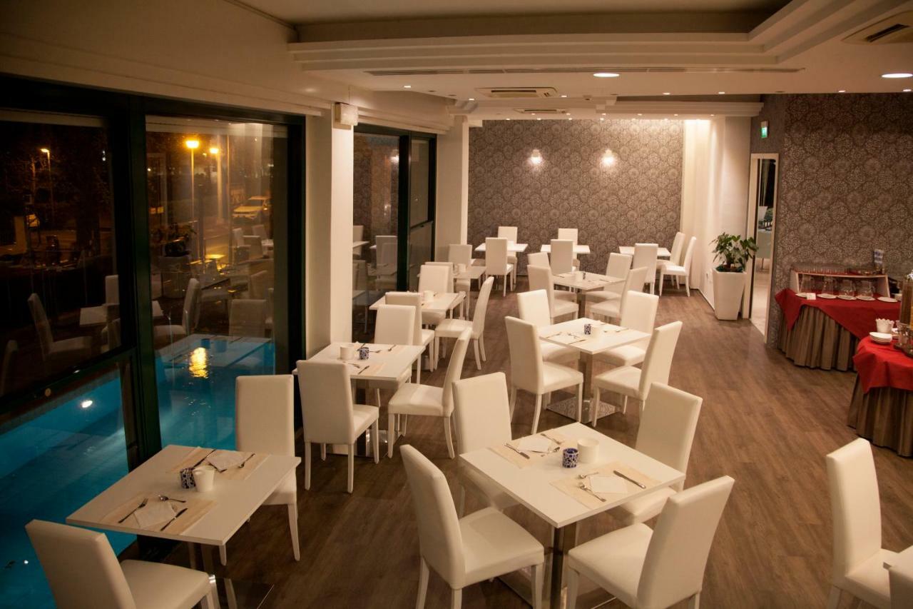 Hotel Montecarlo - Vista Mare Con Piscina & Area Fitness Риччоне Экстерьер фото